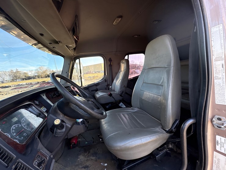 2010-freightliner-m2-106-image-8