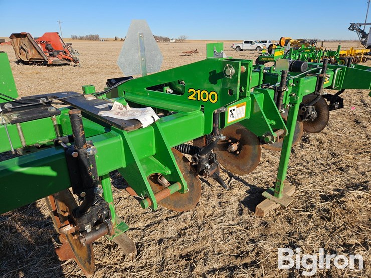 2017-john-deere-2100-image-14