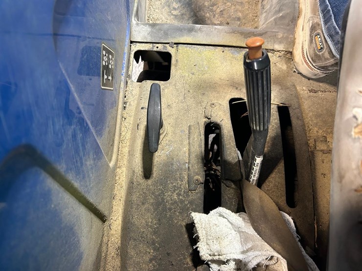 new-holland-tn70-image-28