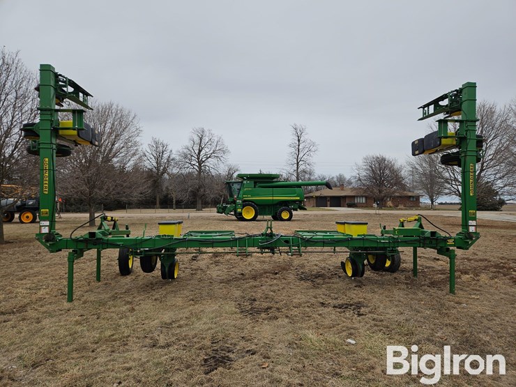 john-deere-3-pt-4/6-row-male-corn-planter-image-2