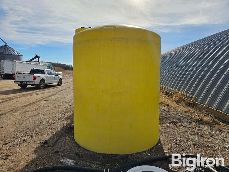 3000-gallon-vertical-poly-holding-tank-image-2