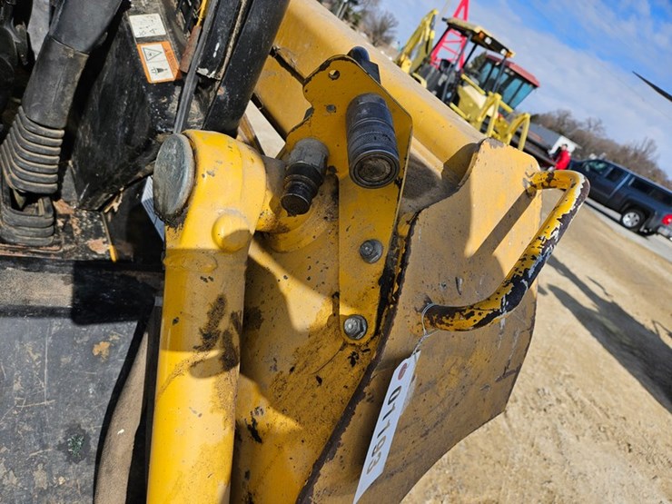 2007-deere-ct322-image-9