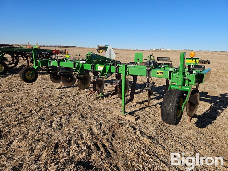 2017-john-deere-2100-image-1