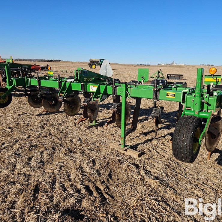 2017 JOHN DEERE 2100