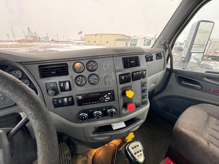 2017-peterbilt-567-image-14