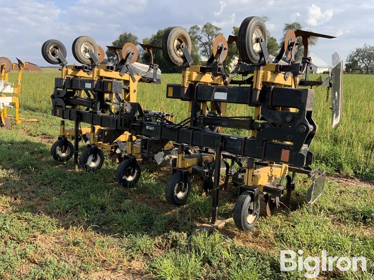 landoll-8r36-folding-cultivator-image-1