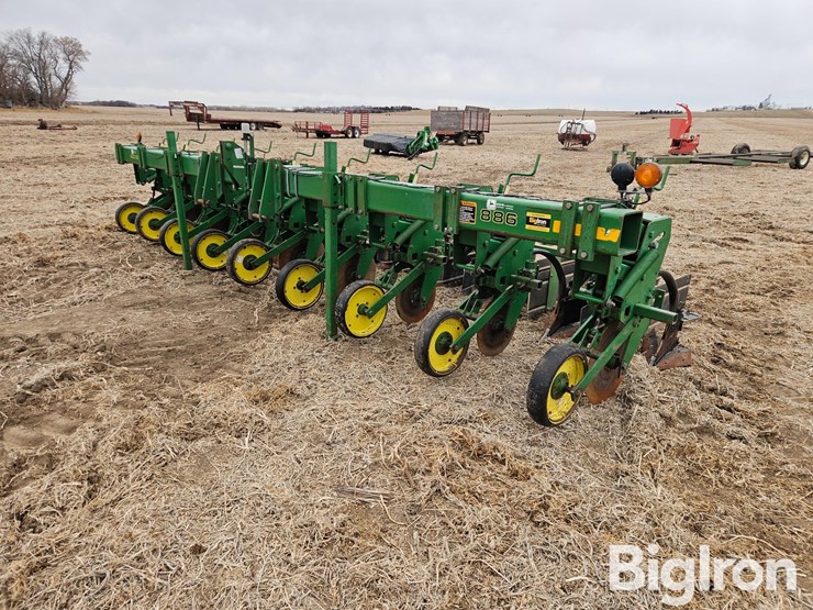 john-deere-886-image-1