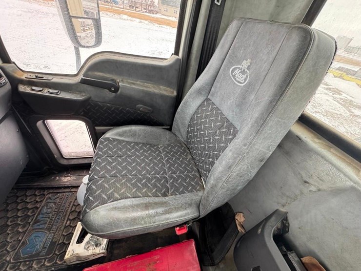 2018-mack-cxu613-day-cab-image-16