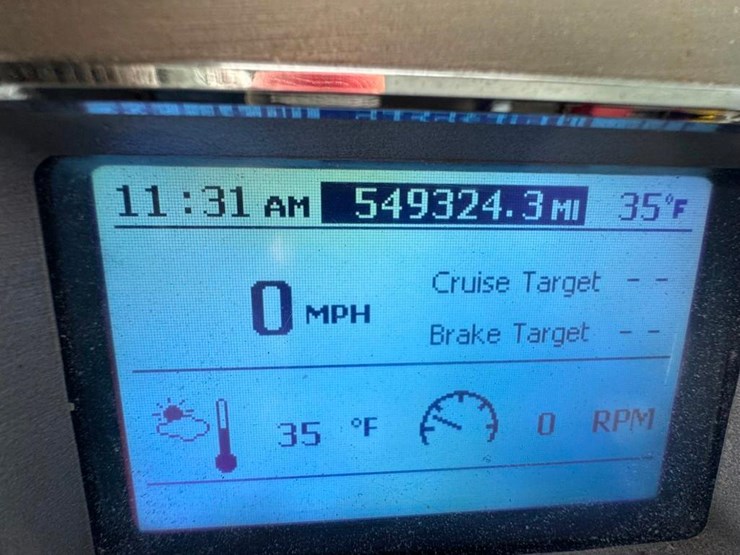 2018-mack-cxu613-day-cab-image-25