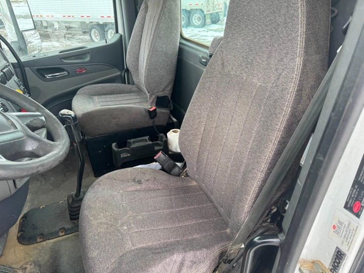 2017-peterbilt-567-image-11