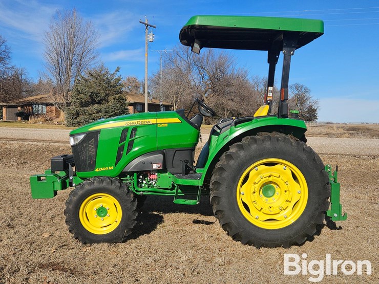 2015-john-deere-4044m-image-8