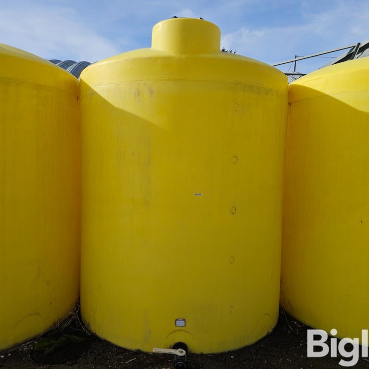 3000-Gal Vertical Poly Tank