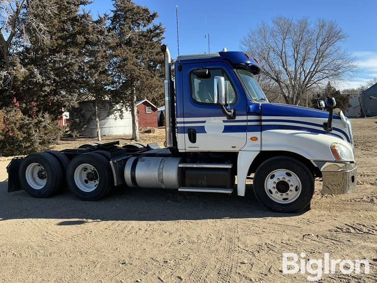 2012-freightliner-cascadia-125-image-4