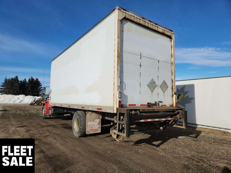 2012-freightliner-m2-106-image-3