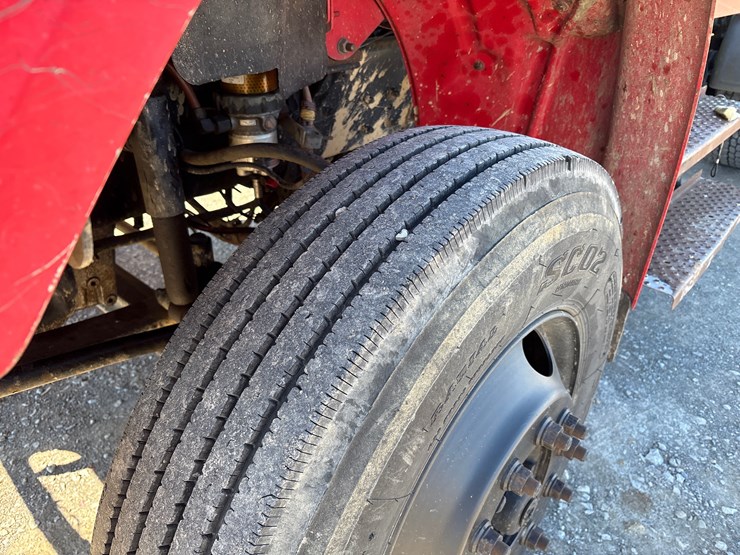 2006-freightliner-m2-106-image-11