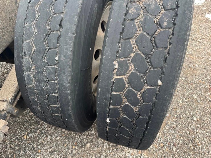 2017-peterbilt-567-image-19