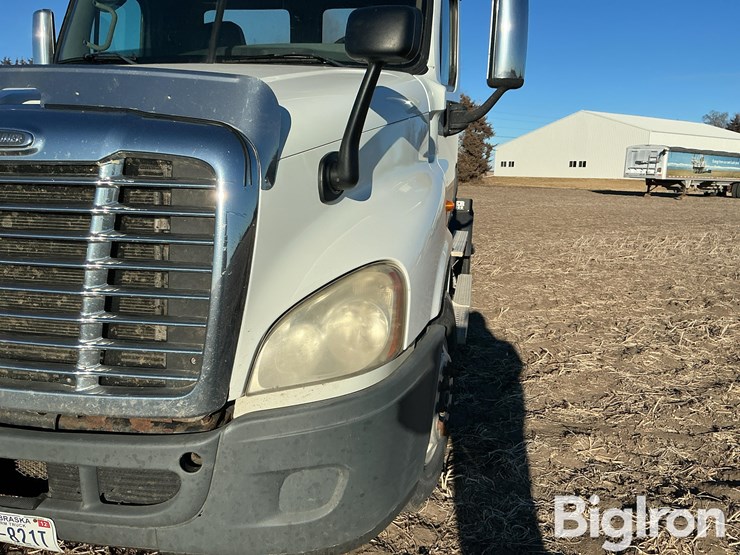 2009-freightliner-cascadia-125-image-9