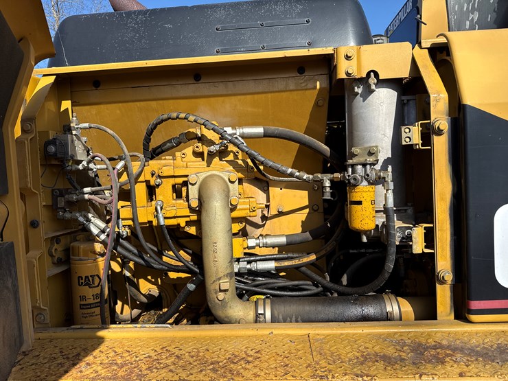 caterpillar-322-image-20