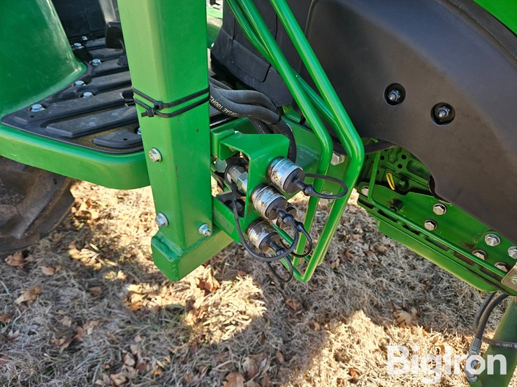 2015-john-deere-4044m-image-11