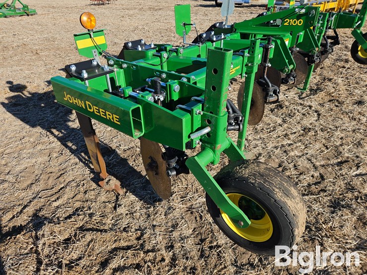 2016-john-deere-2100-image-11