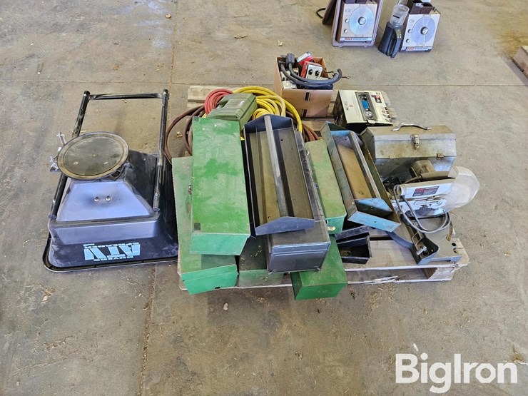 toolboxes,-cd-player,-saw,-hoses,-atv-spreader-image-5