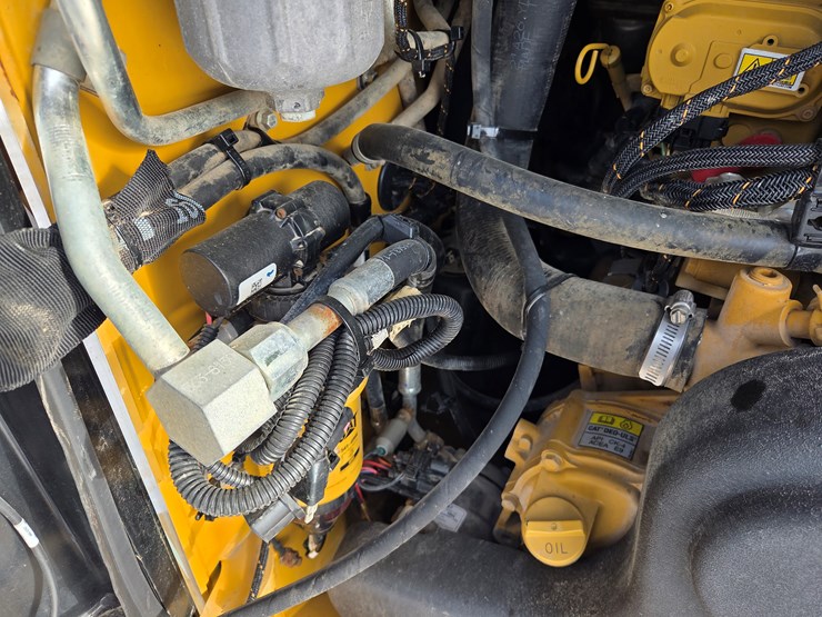 2021-caterpillar-299d3-image-31