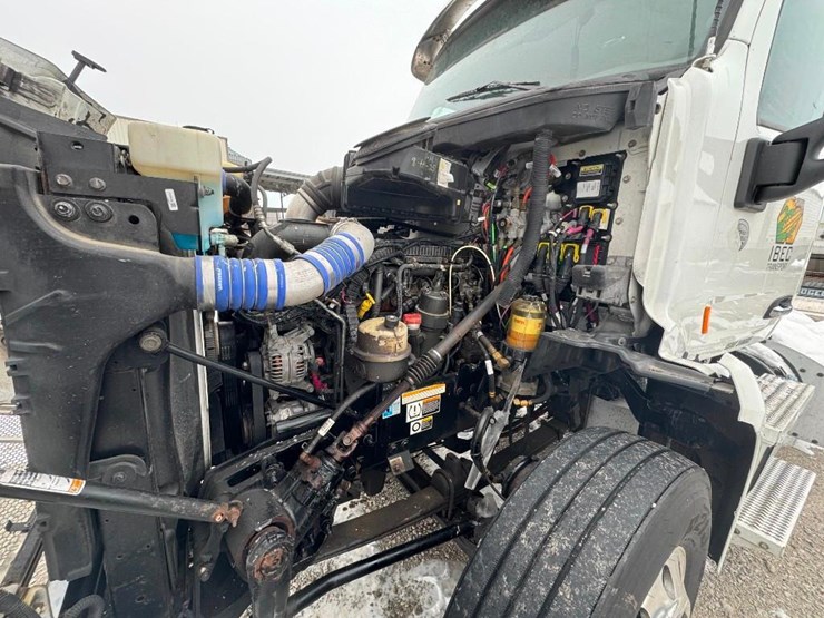 2017-peterbilt-567-image-17