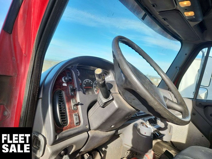 2012-freightliner-m2-106-image-16