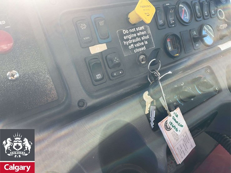 2016-freightliner-m2-106-image-16