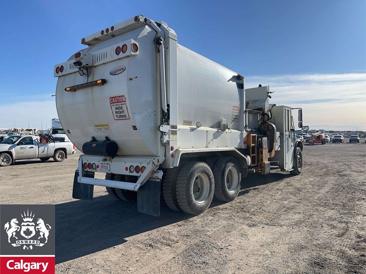 2016-freightliner-m2-106-image-5