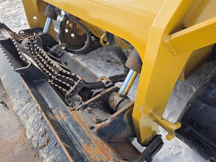 2021-caterpillar-299d3-image-14