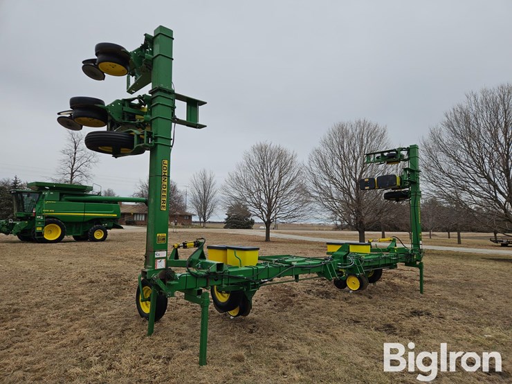 john-deere-3-pt-4/6-row-male-corn-planter-image-3