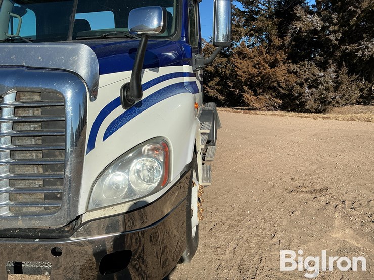2012-freightliner-cascadia-125-image-9