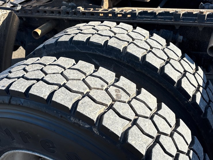 2010-freightliner-m2-106-image-15