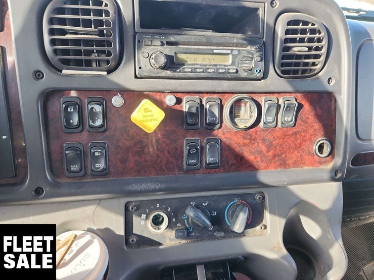 2012-freightliner-m2-106-image-15