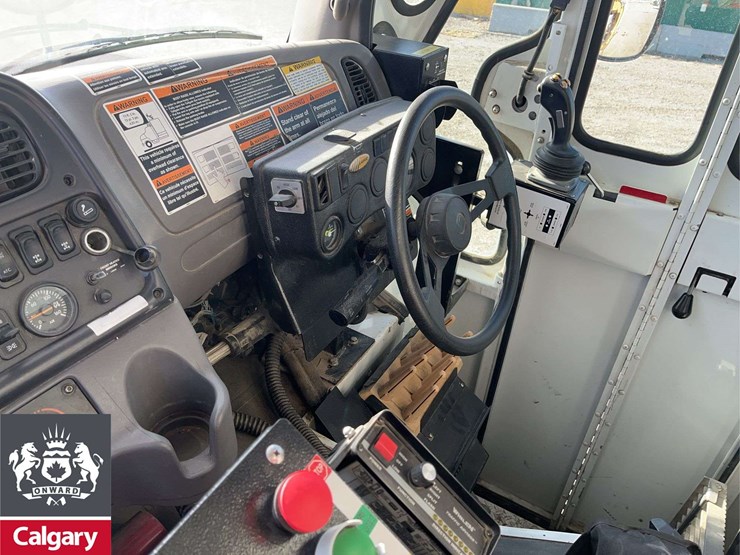 2016-freightliner-m2-106-image-20