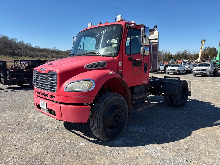 2006-freightliner-m2-106-image-1