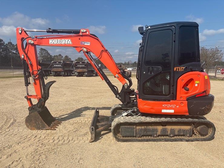 2016-kubota-kx040-image-1