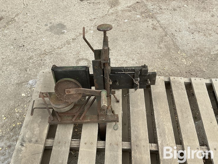 john-deere-antique-sickle-sharpener-image-4