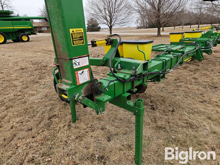 john-deere-3-pt-4/6-row-male-corn-planter-image-13