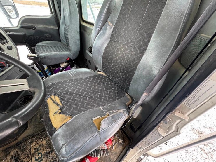 2018-mack-cxu613-day-cab-image-11