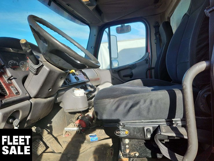 2012-freightliner-m2-106-image-17