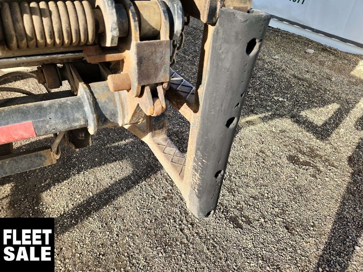 2012-freightliner-m2-106-image-35