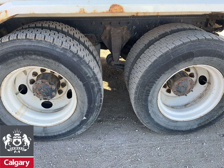 2016-freightliner-m2-106-image-10