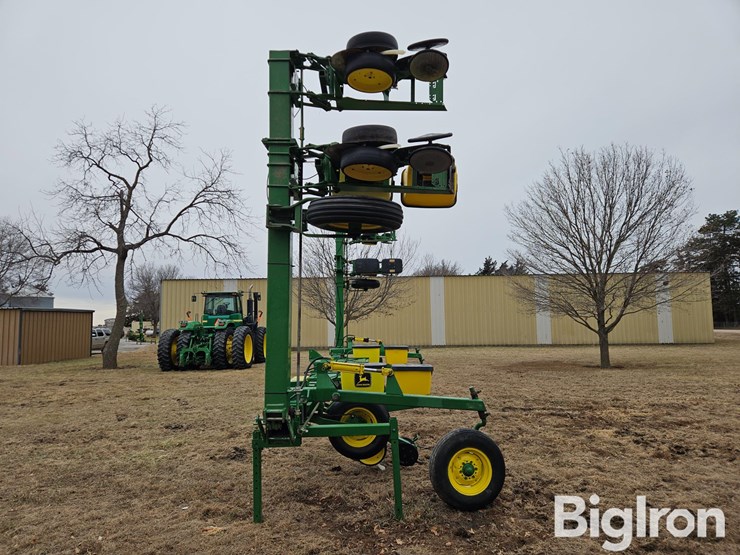 john-deere-3-pt-4/6-row-male-corn-planter-image-8