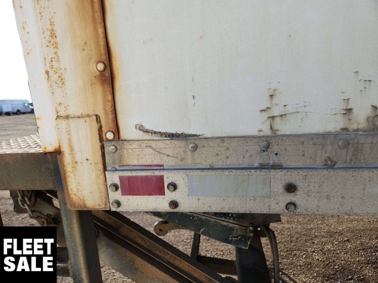 2012-freightliner-m2-106-image-36