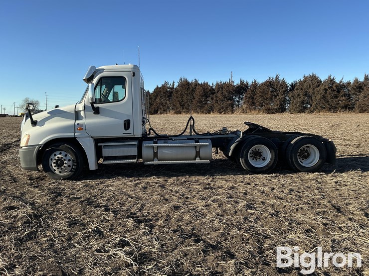 2009-freightliner-cascadia-125-image-8