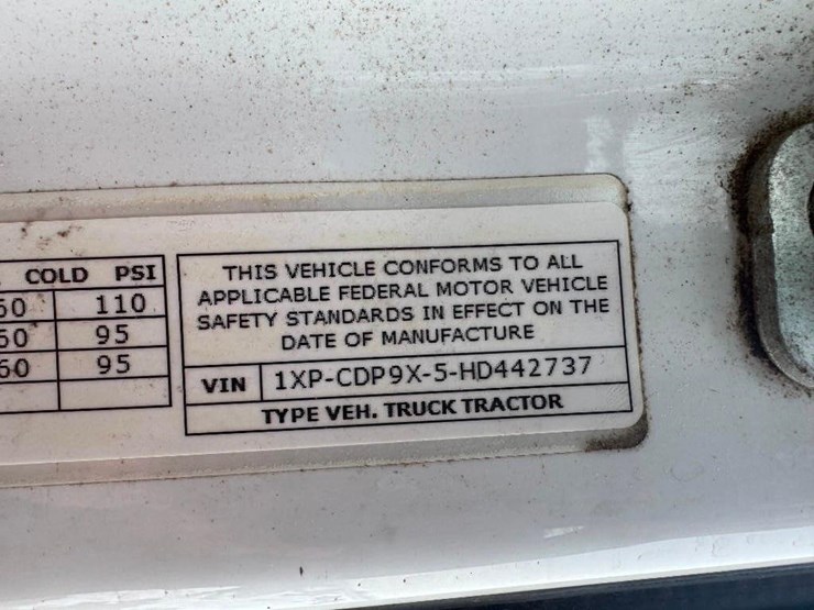 2017-peterbilt-567-image-23