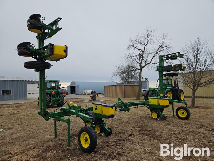 john-deere-3-pt-4/6-row-male-corn-planter-image-7