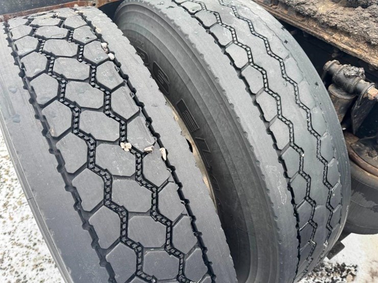 2018-mack-cxu613-day-cab-image-18